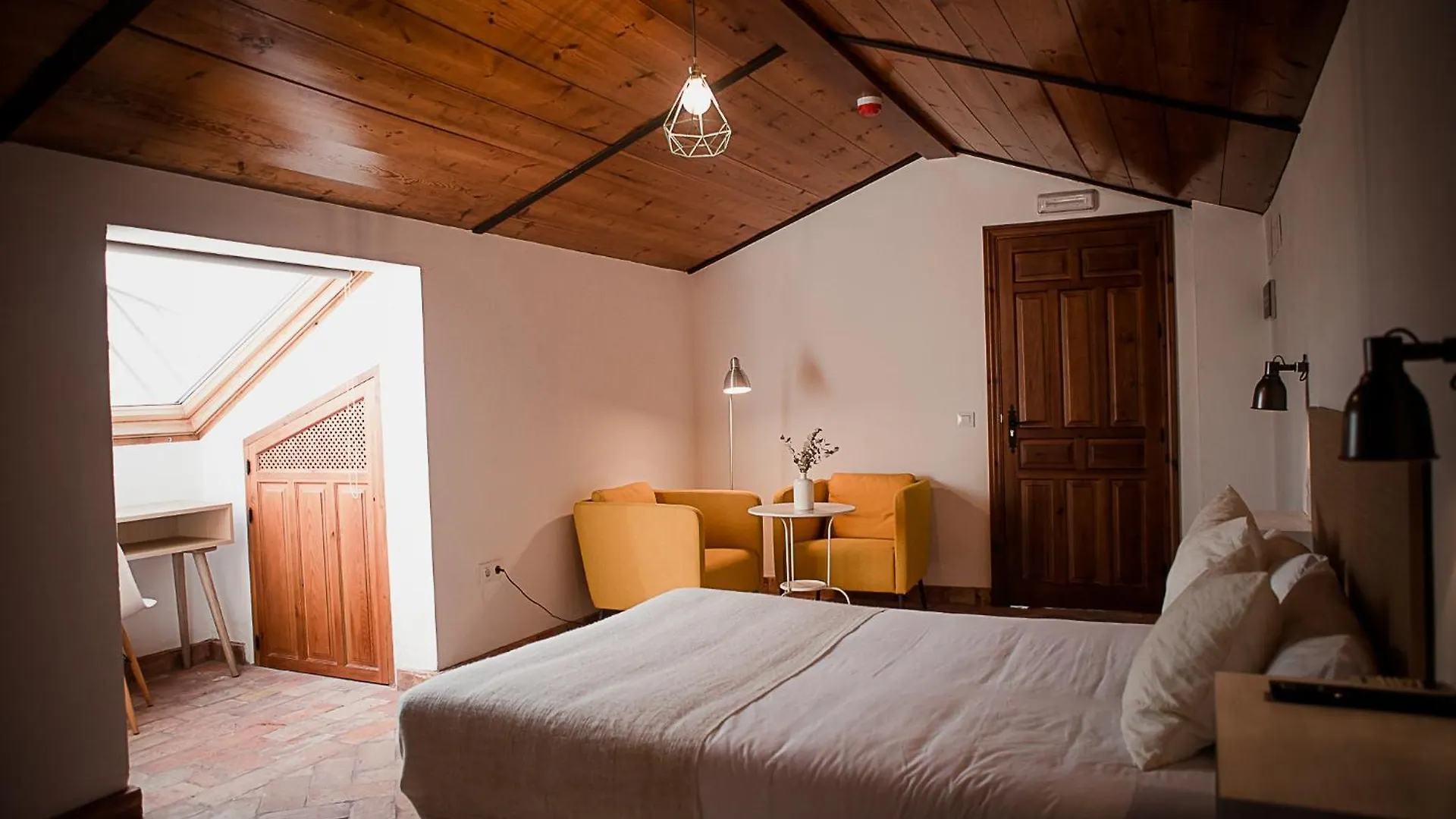 Hostal Cafe Frenteabastos Carmona  Bed & Breakfast